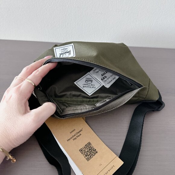 Herschel Classic Hip Pack - 1L New with tags! Ivy green bum bag crossbody - Picture 13 of 13